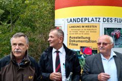 Museumsleiter Wolfgang Brügel, Bürgermeister Frank Stumpf und Günter Wetzel vor der Säule