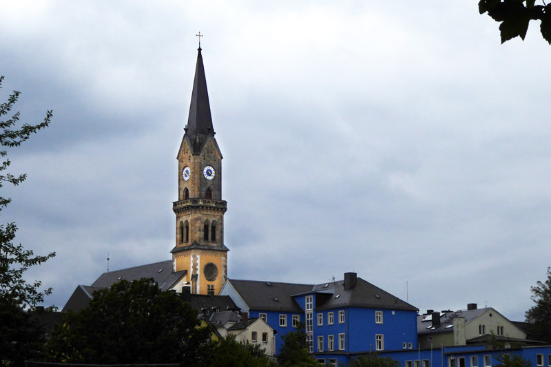 Stadtkirche und Rathaus-Rückseite (blaues Gebäude) - 2020