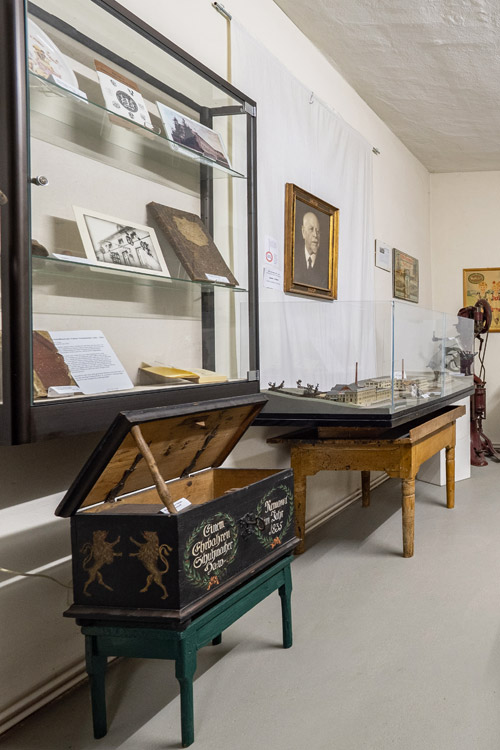 Klöber-Wandvitrine und Modell der Schuhfabrik